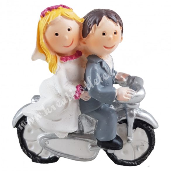 Motoros esküvői pár, szőke menyasszonnyal, 5x5,5 cm