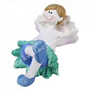 Polyresin kisfiú, virágszirmon fekvő,  10x5 cm
