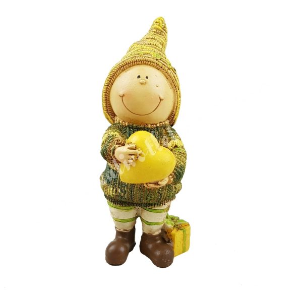 Polyresin álló kisfiú, szívvel és ajándékdobozzal, 5x14 cm
