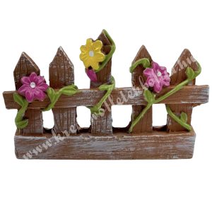 Polyresin kerítés virággal, világosbarna, 7x5 cm