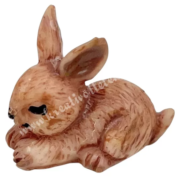 Polyresin nyuszi, fekvő, barna, 2x1,7 cm