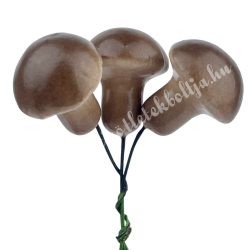 Betűzős világosbarna gomba, 2,5x2,5 cm, 3 db/csokor