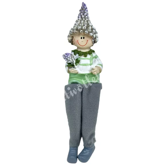 Lógó lábú polyresin kisfiú levendula sapkában, 4,5x17,5 cm