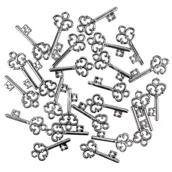 Műanyag medál, kulcs, platina, 1,1x2,4 cm, 25 db/csomag