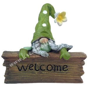 Polyresin manólány táblával, 8x7,5 cm