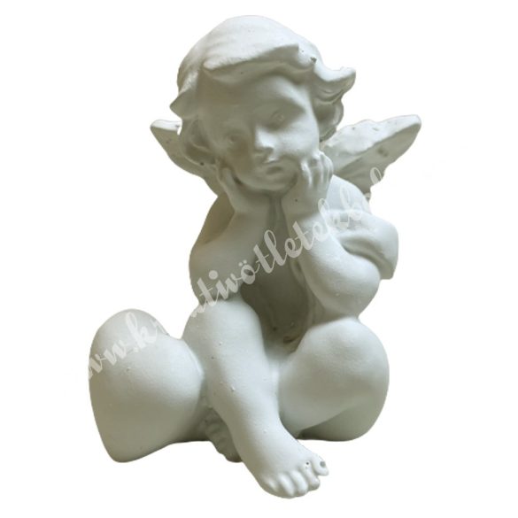 Polyresin ülő angyal szívvel, 5,5x7,5 cm