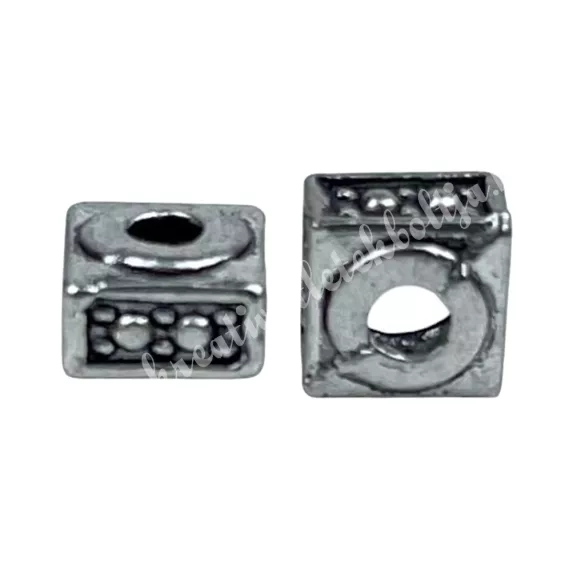 Fémköztes, platina, 0,5x0,3 cm  