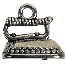 Fémmedál, vasaló, platina, 1,5x1,3 cm
