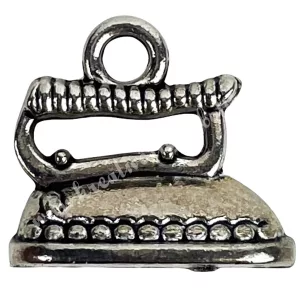 Fémmedál, vasaló, platina, 1,5x1,3 cm