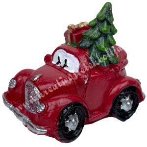 Polyresin piros autó, fenyővel és csomagokkal, 6x5,5 cm