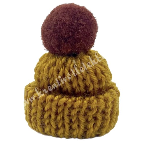 Mini kötött sapka pomponnal, barna, 3x4 cm
