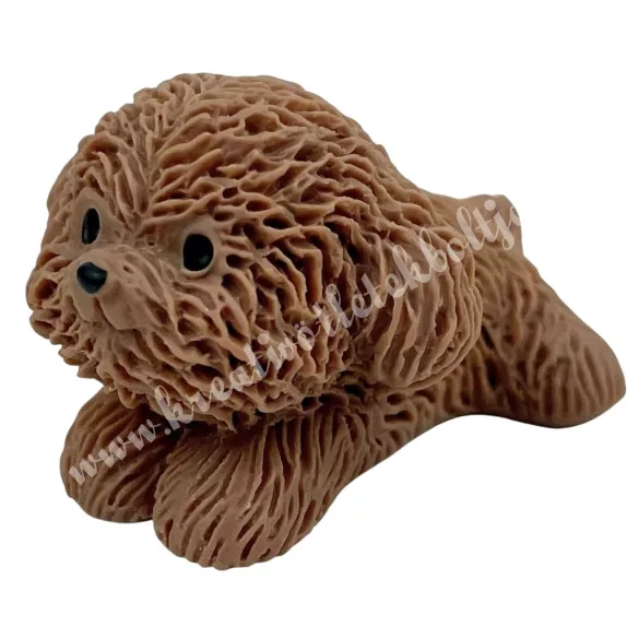 Műanyag fekvő kutya, barna, 3x2,5 cm