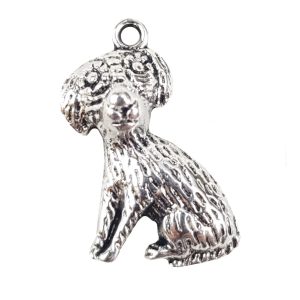 Fémmedál, ülő kutya, platina, 1,7x2,3 cm