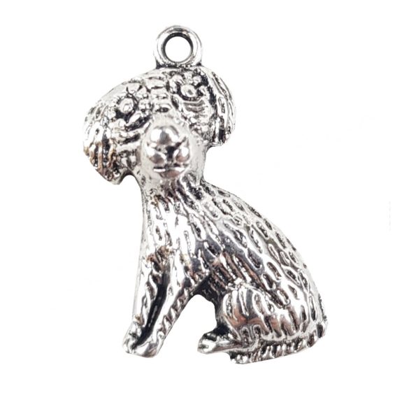 Fémmedál, ülő kutya, platina, 1,7x2,3 cm