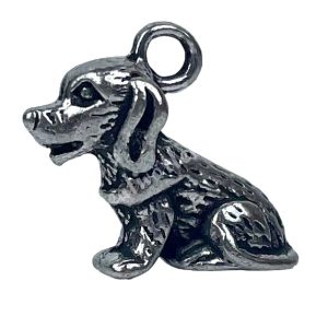 Fémmedál, ülő kutyus, antikezüst, 1,5x1,3 cm