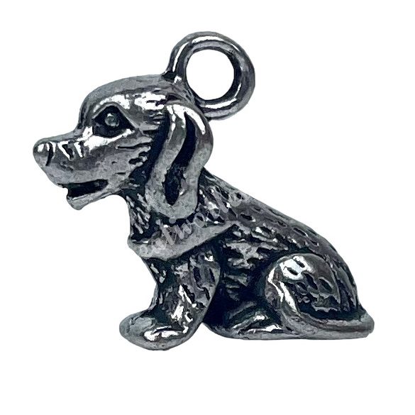 Fémmedál, ülő kutyus, antikezüst, 1,5x1,3 cm