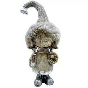 Polyresin kislány szőrmés sapkában, koszorúval, 6x13 cm