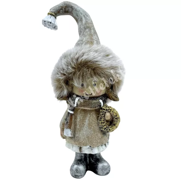 Polyresin kislány szőrmés sapkában, koszorúval, 6x13 cm